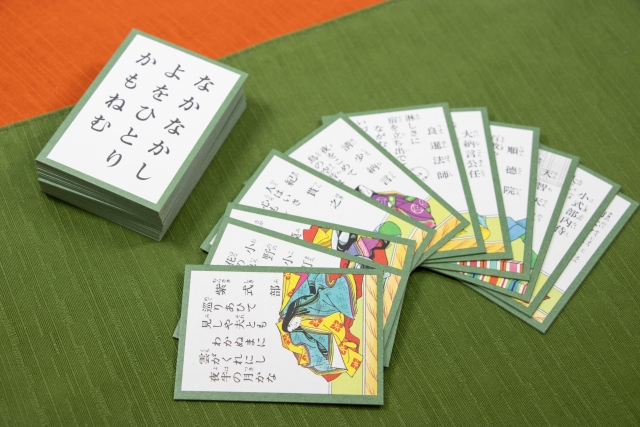 伝統遊び「百人一首」は発達支援におすすめ！自宅での遊び方や効果を紹介！