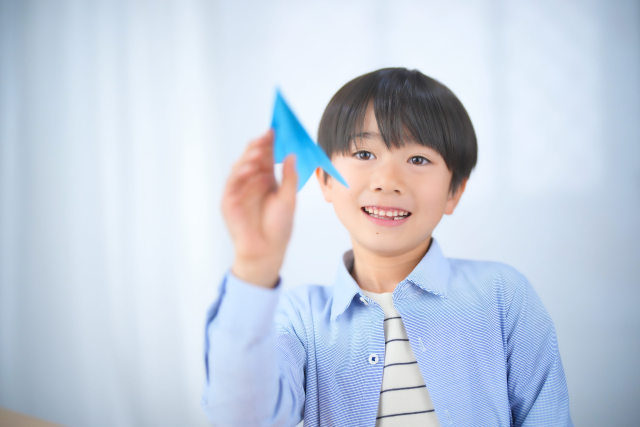 紙1枚でできる！紙飛行機あそびで育つ“考える力”と集中力