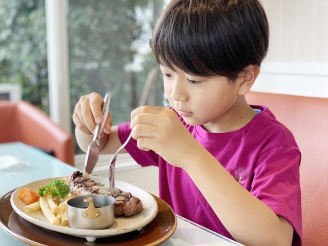 社会福祉士が解説！食事中に落ち着けないのはなぜ？背景と理解のポイント