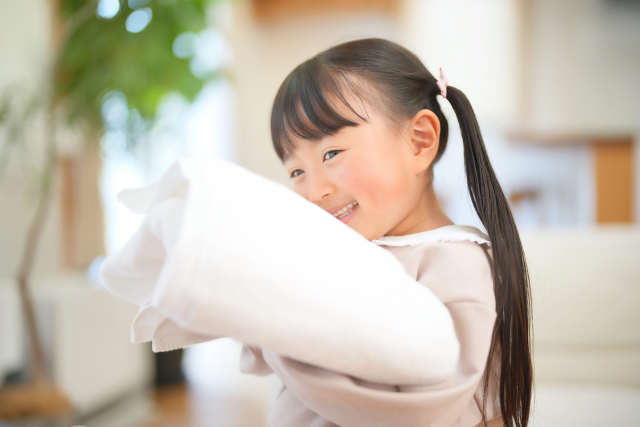 タオル1枚でOK！遊びながら体幹と力加減を育てる「タオル引きあそび」