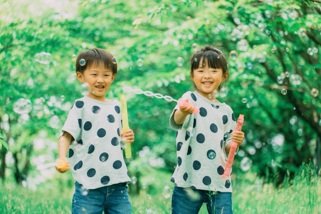 シャボン玉あそびで育つ力とは？家でも公園でも楽しめる発達あそび