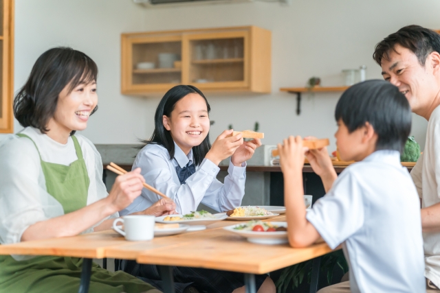 社会福祉士が解説！食事マナーに悩むご家庭へ、家庭でできる工夫とサポート方法