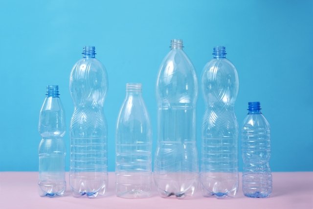 自宅でもできる「ペットボトルボウリング」で育つ力は？楽しく遊んで集中力・体のバランスUP！