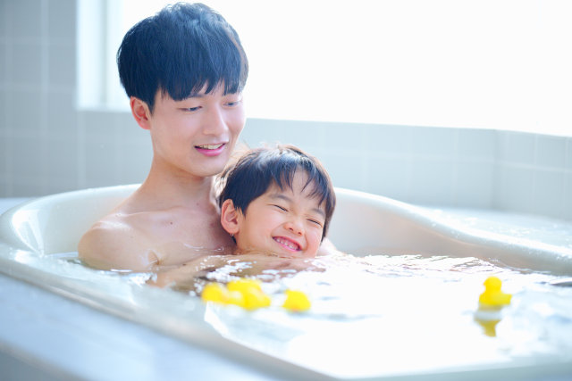 家庭でできる療育！お風呂での水あそびで育つ力は？遊びの例も紹介！