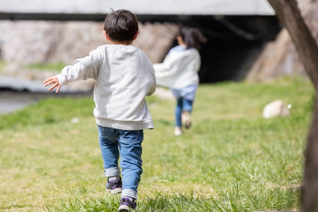 家庭でできる鬼ごっこ療育！発達を伸ばす遊び方と室内アレンジ