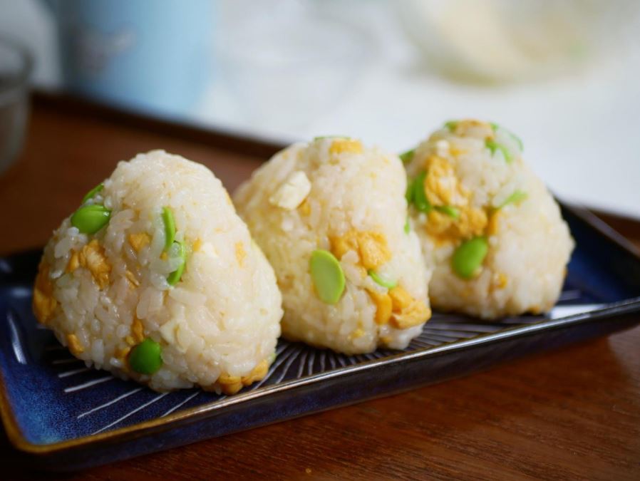 【レシピ】こどもの成長をサポート！朝ごはん・お弁当におすすめの「枝豆チーズ卵のおにぎり」