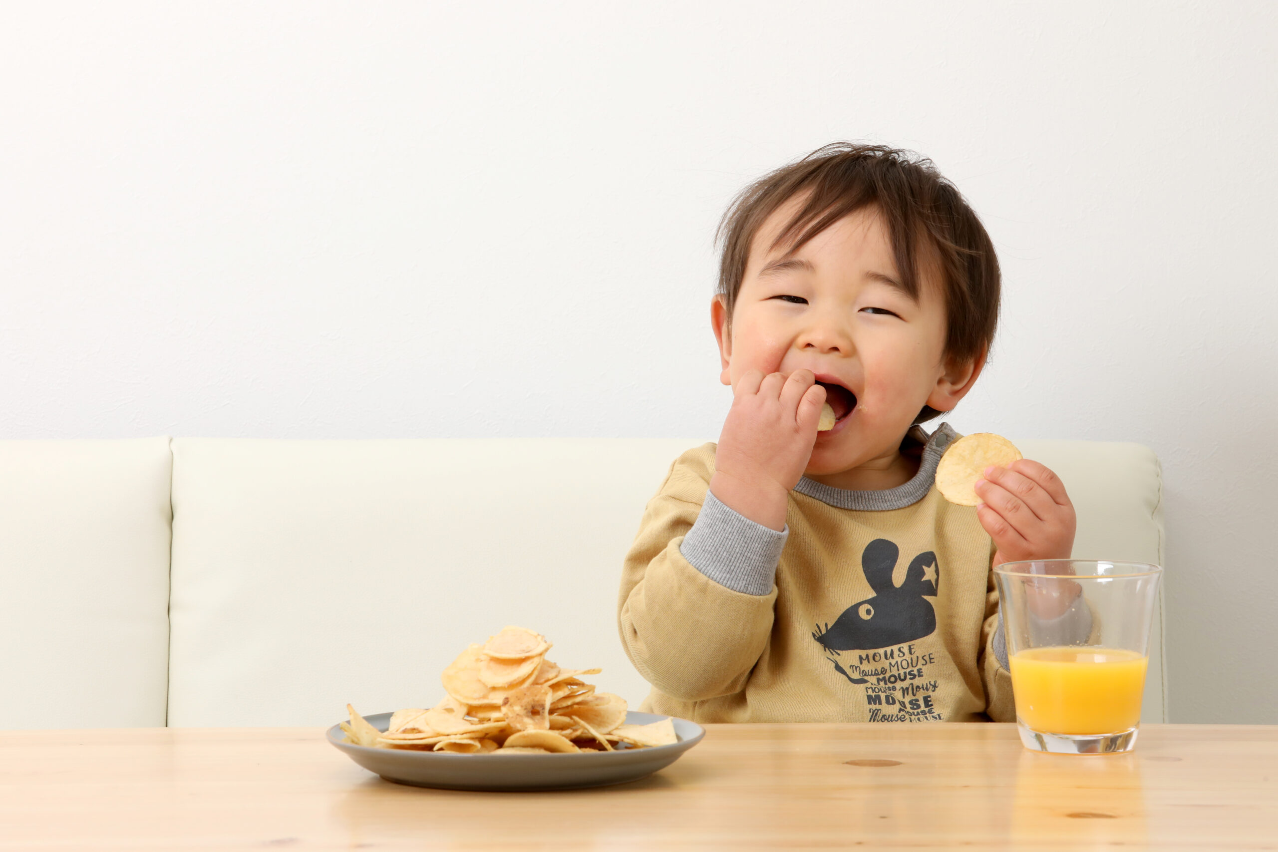 子どものおやつは必要？成長期におすすめの補食と選び方のポイント